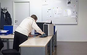 Professionnelle effectuant le nettoyage de bureau